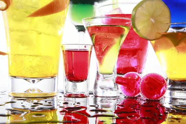 Cocktails on reflective table — Stock Photo, Image