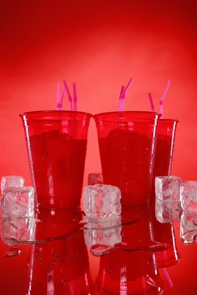 Refrigerante em copos vermelhos — Fotografia de Stock