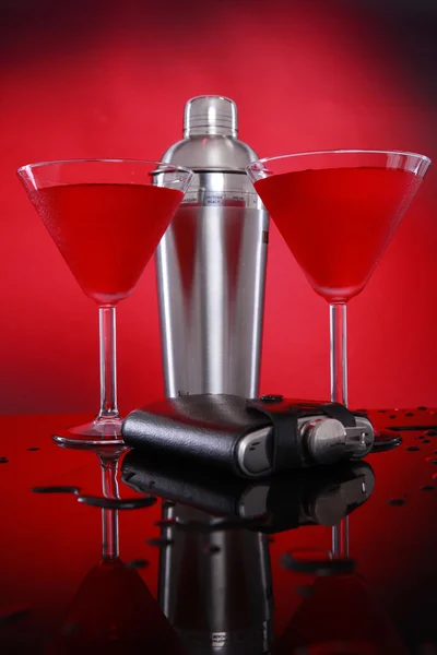 Cosmopolitan cocktail and shaker — Stock Photo, Image