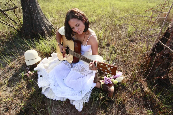Morena menina tocando guitarra na floresta — Fotografia de Stock