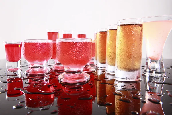 Cocktails on wet table — Stock Photo, Image