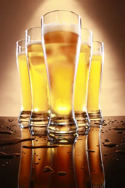 Bier in hohen Gläsern — Stockfoto