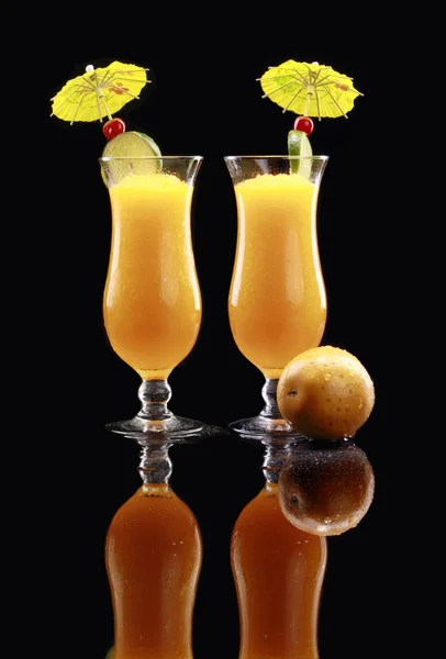 Gläser mit alkoholischen Cocktails — Stockfoto