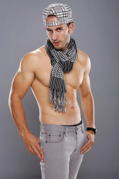 Athletischer junger Mann mit Schal und Mütze — Stockfoto