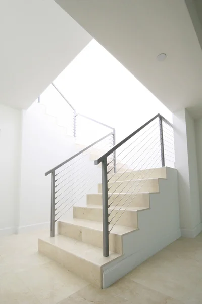 Escaleras en blanco con barandilla de acero — Foto de Stock