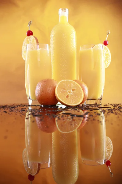 Screwdriver cocktail in glasses — Stock Photo, Image