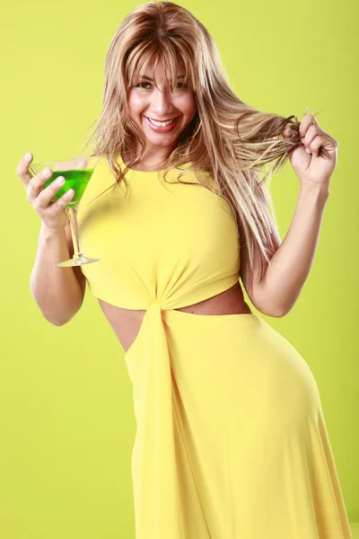 Mujer rubia con cóctel — Foto de Stock