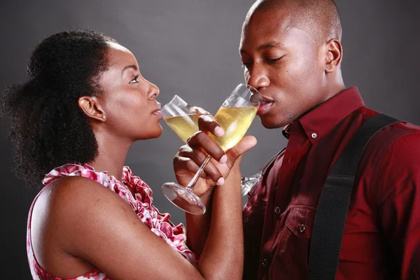 Casal com copos de champanhe — Fotografia de Stock