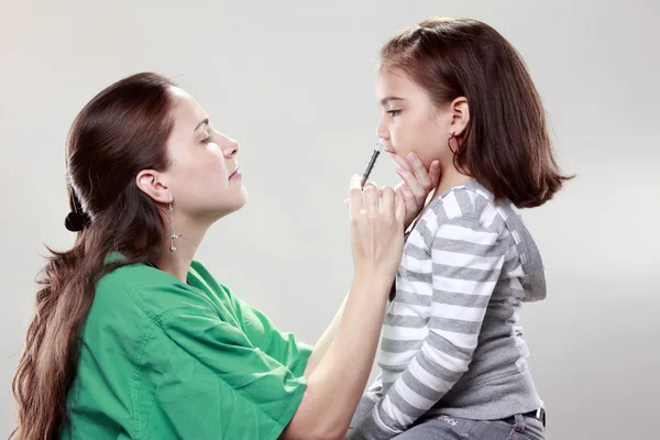 Preteen krijgt vaccinatie — Stockfoto