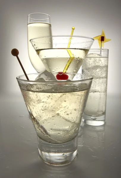 Gläser mit alkoholischen Cocktails — Stockfoto