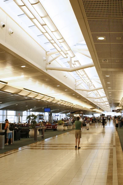 Corridoio del terminal dell'aeroporto — Foto Stock