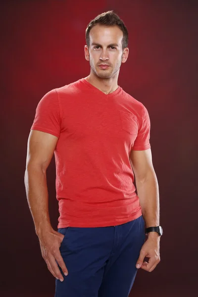 Brünetter Junge im roten Hemd — Stockfoto