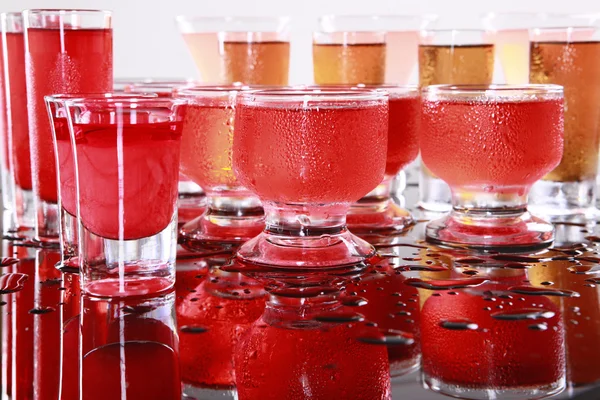 Cocktails on wet table — Stock Photo, Image