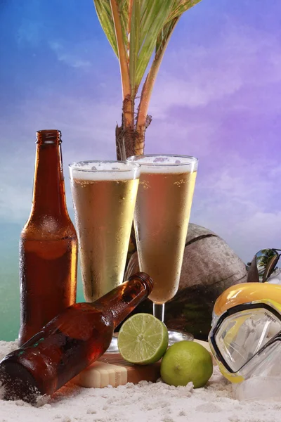 Vasos de cerveza en la playa — Foto de Stock