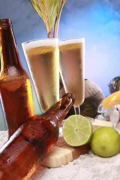 Vasos de cerveza en la playa — Foto de Stock