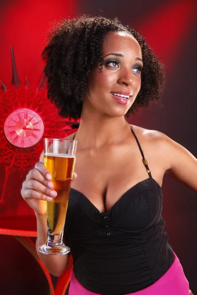 Mujer con cerveza en el salón — Foto de Stock