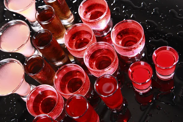 Cocktails on wet table — Stock Photo, Image