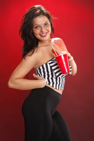 Bruna ragazza con un drink — Foto Stock