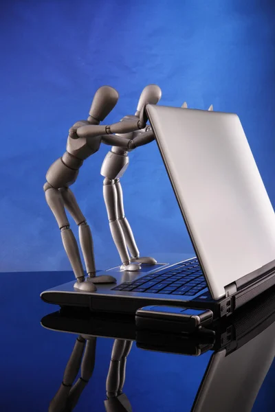 Couple of dummies and  laptop — Stock Photo, Image