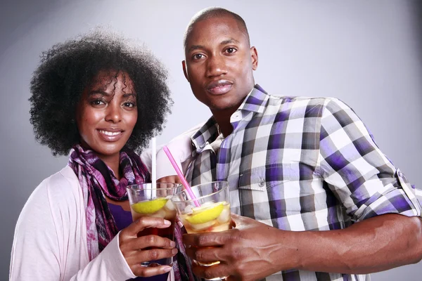 Pareja afroamericana con té helado — Foto de Stock