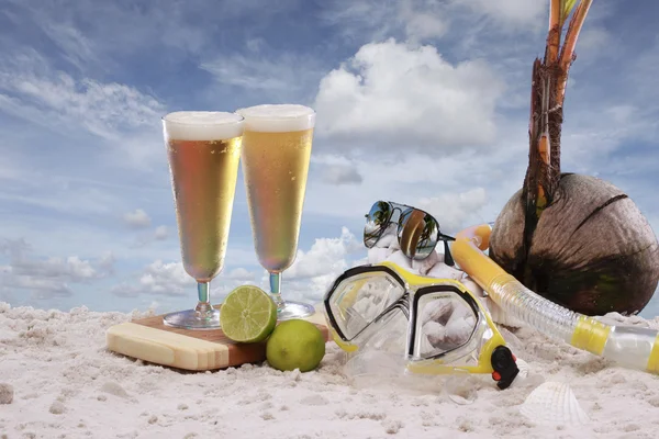 Copos de cerveja na praia — Fotografia de Stock