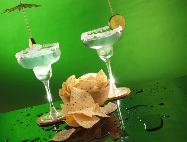 Margarita cocktails och chips — Stockfoto