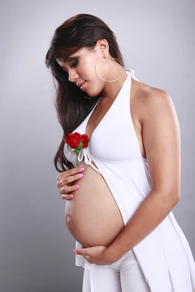 Linda chica embarazada con rosa —  Fotos de Stock