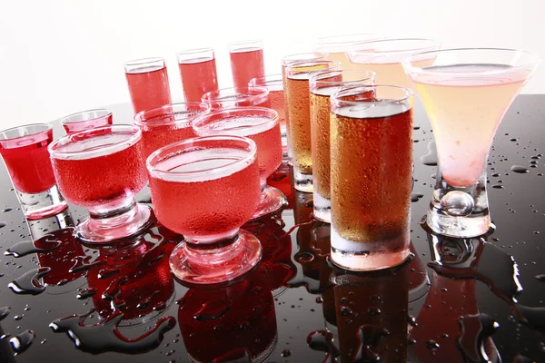 Cocktails on wet table — Stock Photo, Image