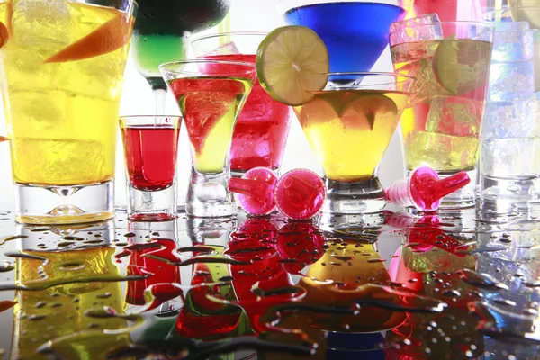 Cocktails on reflective table — Stock Photo, Image