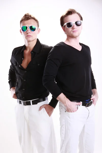Dos jóvenes en gafas — Foto de Stock
