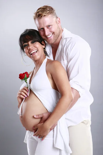 Ragazza incinta e il suo ragazzo con rosa — Foto Stock