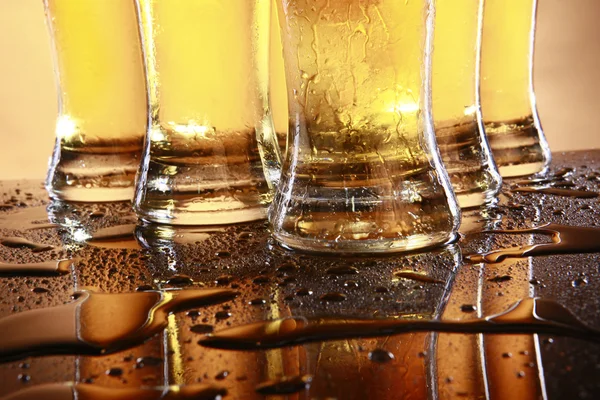 Пиво в высоких бокалах — стоковое фото