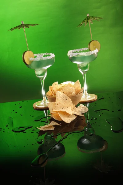 Margarita cocktails och chips — Stockfoto