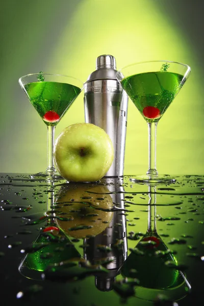 Apple martini and shaker — Stock Photo, Image