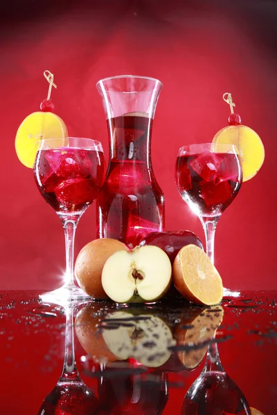 玻璃水瓶和桑格利亚汽酒的眼镜 — 图库照片