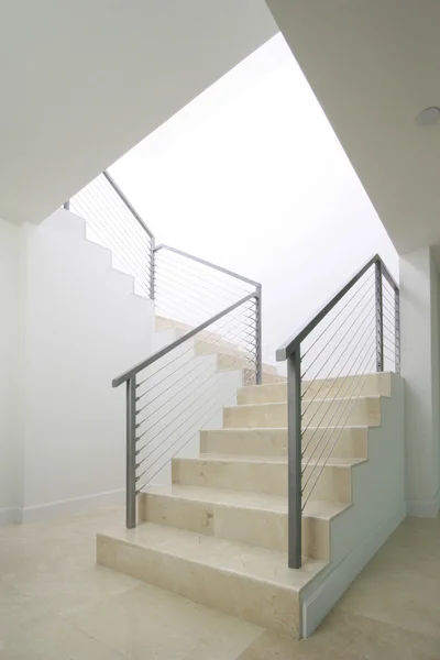 Escaleras en blanco con barandilla de acero — Foto de Stock