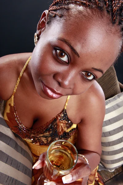 Молодая карибская женщина пьет шампанское — стоковое фото