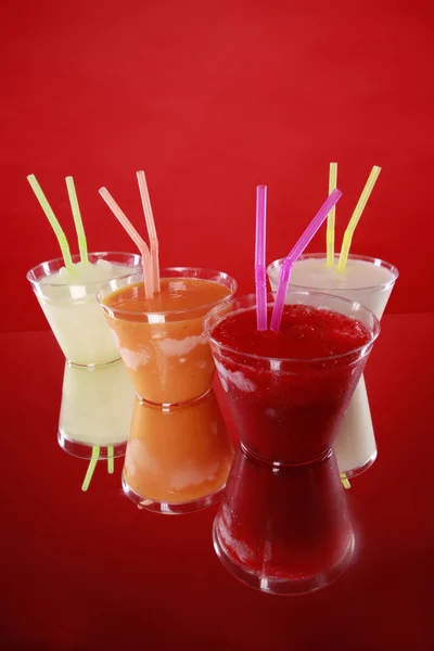 Koktejly v plastových kelímků — Stock fotografie