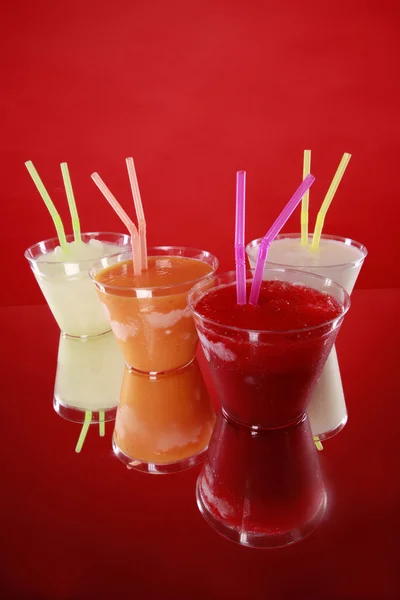 Smoothies in Plastikbechern — Stockfoto