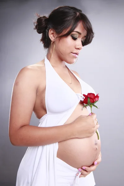 Menina grávida bonito com rosa — Fotografia de Stock