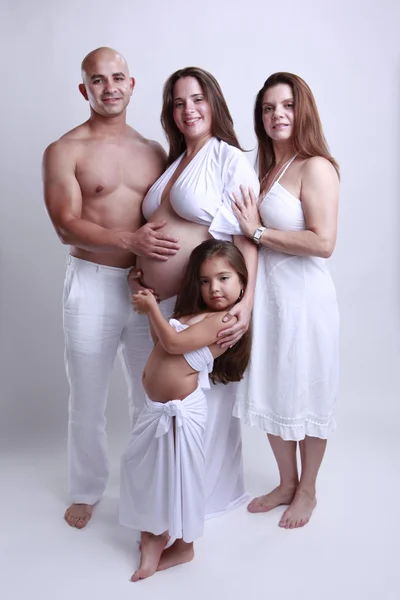 Familia con una mujer embarazada y su hija — Foto de Stock