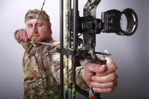 Man hunt with compound bow — Stock Photo, Image