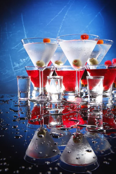 Cocktails glasögon på blå — Stockfoto