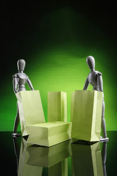 Dummies examine paper bags — Stock Photo, Image