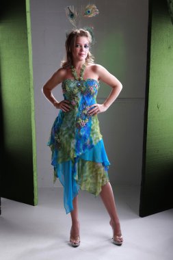 Egzotik elbise esmer kız