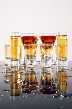 Viski, tekila ve ROM ile atıcılar