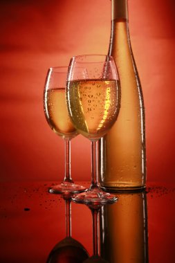 şarap bardakları ve şişe