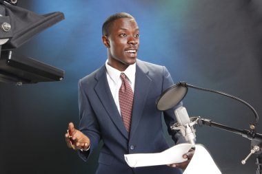 TV veya radyo haber spikeri