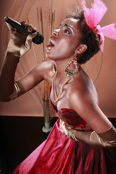 Девушка поет в микрофоне
