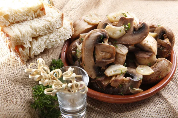 Champignon-sopp med hvitløk og fransk brød – stockfoto